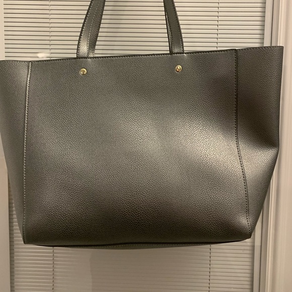 25% off of listed price. NWT Tahari Purse. Grey w/gold zipper & Snaps. Reposhed - Picture 6 of 11